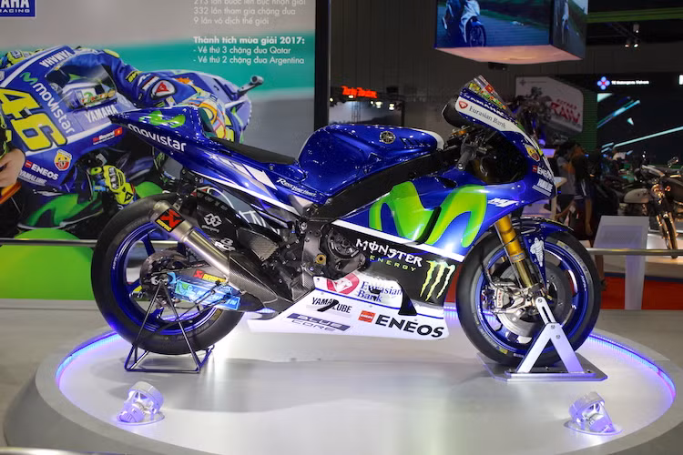 Với việc sử dụng những vật liệu cao cấp như sợi carbon, titan, magie, nhôm siêu nhẹ... trọng lượng của M1 chỉ đạt khoảng hơn 150 kg dù chiếc xe có tới 1000 phân khối cùng đầy đủ các hệ thống hỗ trợ hiện đại. Để so sánh, một chiếc Yamaha R3 320cc nguyên bản đã có trọng lượng 170 kg.