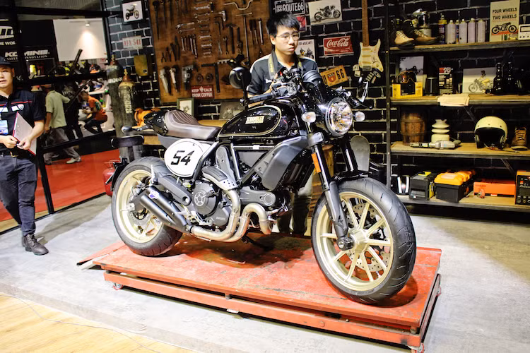 Ý tưởng về một chiếc Ducati Scrambler Cafe Racer đã được rất nhiều người chơi và xưởng độ "hiện thực hóa" kể từ khi dòng Scrambler xuất hiện tới nay. Tuy nhiên phải tới triển lãm xe máy Việt Nam 2017, Ducati mới chính thức ra mắt phiên bản Scrambler cafe racer "chính chủ" dành cho khách hàng Việt, sau khi công bố lần đầu mẫu xe này tại sự kiện EICMA 2016.