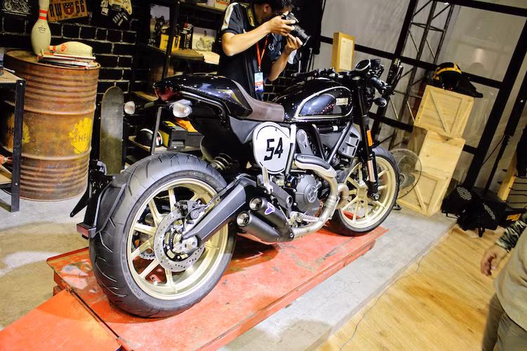 Giá bán chính thức của Scrambler Cafe Racer được Ducati tại Việt Nam niêm yết là 430,9 triệu đồng. Như vậy, Scrambler Cafe Racer đã chính thức trở thành chiếc xe đắt nhất dòng Scrambler hiện nay.