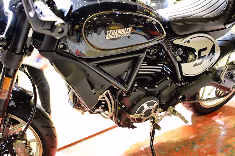 Nằm giữa bộ khung của Scrambler Cafe Racer vẫn là khối động cơ Desmodue 803 cc SOHC 2 van làm mát bằng không khí, có công suất tối đa 75 mã lực, mô-men xoắn cực đại 68,8 Nm như những phiên bản Scrambler khác. Tuy nhiên, điểm nhấn trên phiên bản này đó là nó được trang bị sẵn pô độ Termignoni 2 nòng.