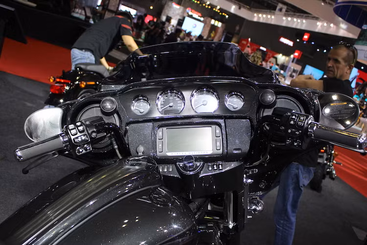 Nằm phía sau bộ quây gió của xe là bảng đồng hồ với 4 đồng hồ chỉ báo các thông số khác nhau, bên dưới là hệ thống thông tin giải trí với màn hình cảm ứng 6,5 inch được tích hợp sẵn tính năng định vị GPS và được kết nối với hệ thống âm thanh BOOM! Box 6.5 GT. Người dùng cũng có thể phát nhạc qua điện thoại thông qua kết nối Bluetooth.