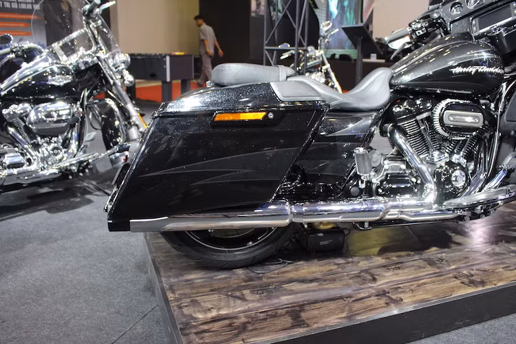 . Là một mẫu xe touring, CVO Street Glide 2017 có có 2 thùng đồ với tổng dung tích lên tới 67 lít ở phía đuôi xe cùng với bộ yên thoải mái cho người lái. Khí thải từ động cơ V-Twin được dẫn qua cặp pô đặt song song hai bên thân xe. Thay vì mâm sau 16 inch như bản thường, chiếc xe có mâm 18 inch và đi lốp 180/55/18.