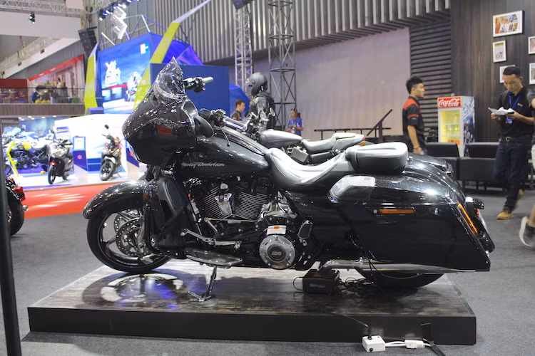 Với chiều dài 2,46 mét, trục cơ sở 1,63 m và trọng lượng ướt lên tới gần 394 kg, CVO Street Glide 2017 là một chiếc xe đồ sộ và yêu cầu người điều khiển phải có sức khỏe tốt mới có thể dắt được nó.