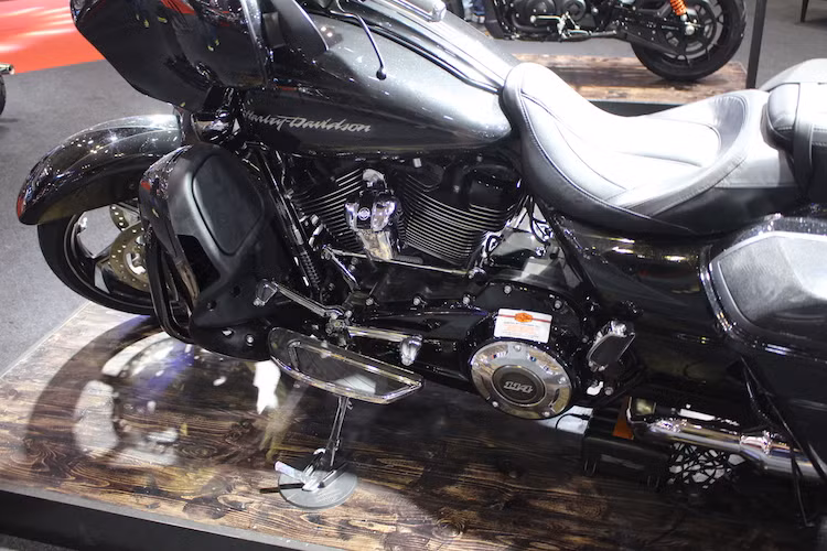 Động cơ Milwaukee-Eight CVO mới có dung tích "khủng" lên tới 114 inch khối (tương đương 1868 cc), đem tới mô-men xoắn cực đại hơn 160 Nm. Milwaukee-Eight đem tới hiệu năng cao hơn hẳn, giúp xe tăng tốc từ 0-100 km/h nhanh hơn 11% so với các dòng động cơ cũ. Giống phiên bản thường, động cơ của CVO Street Glide cũng giải quyết vấn đề tản nhiệt tốt hơn đời cũ.