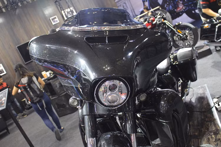 Được "độ" lại bởi bộ phận Custom Vehicle Operations của Harley-Davidson, CVO Street Glide 2017 có một loạt các chi tiết khác biệt so với chiếc Street Glide thường, trong khi vẫn giữ nguyên thiết kế tổng thể.. Giống những mẫu Harley-Davidson CVO khác, chiếc xe được trang bị đèn pha trước LED Daymaker sáng hơn.