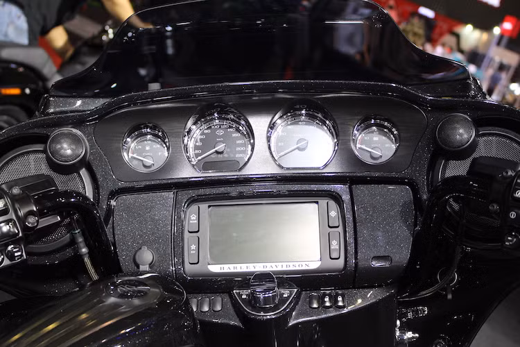 Hệ thông giải trí của xe còn hỗ trợ radio AM/FM, dịch vụ radio vệ tinh Sirius XM (chỉ có ở phiên bản nhập Mỹ hoặc Canada), điều khiển bằng giọng nói, khe đọc thẻ SD, cổng USB... Như vậy, có thể nói CVO Street Glide sở hữu nhiều tiện nghi tương đương các dòng ôtô cỡ trung. Bên cạnh đó, chiếc xe còn sở hữu bộ loa BOOM! Stage II công suất tổng 300W.