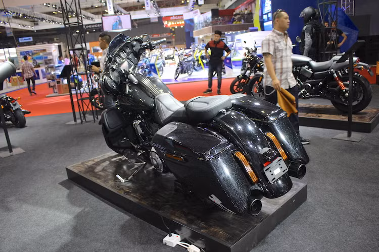 Tại Mỹ, một chiếc CVO Street Glide 2017 có giá lên tới 38.000 USD. Hiện tại, chiếc xe đang được bán chính hãng với mức giá tại thị trường Việt Nam lên tới 1,86 tỷ đồng.