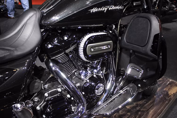 Kể từ đời 2017, CVO Street Glide cùng mọi phiên bản CVO khác sẽ được trang bị động cơ Milwaukee-Eight hoàn toàn mới. Tính từ khi HD thành lập, đây là dòng động cơ lớn thứ 9 từng được tạo ra của hãng. Tên gọi của dòng động cơ này xuất phát từ nơi đặt "đại bản doanh" của HD và số van trên mỗi xi-lanh.