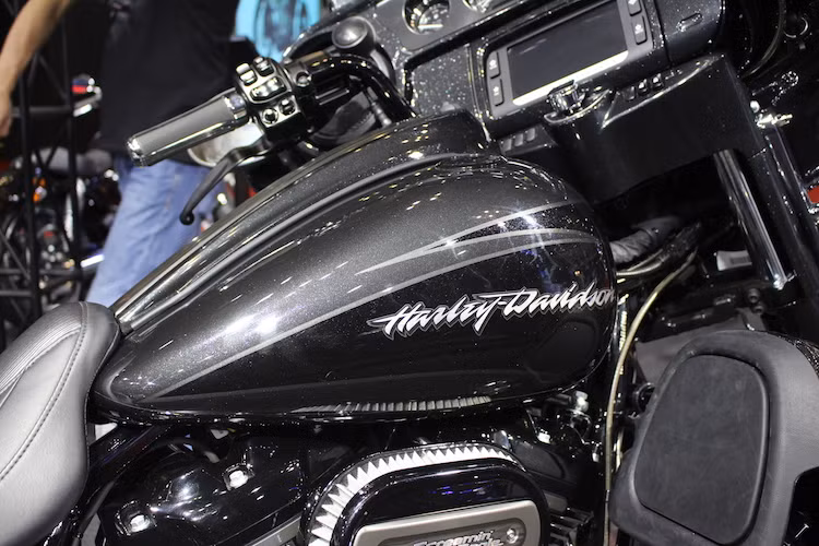 Một điểm đặc biệt không thể thiếu trên mỗi chiếc Harley-Davidson CVO là màu sơn đặc biệt. Với CVO Street Glide, hãng xe môtô Harley-Davidson cung cấp tới 4 tùy chọn màu sắc khác nhau, tất cả đều có 2 tông màu sơn ánh kim Hard Candy và những họa tiết trang trí vẽ thủ công. Chiếc xe tại triển lãm có màu xám Dark Slate Candy và đen bóng Arctic Black.