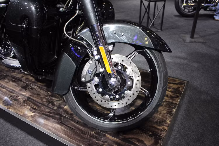 Chiếc CVO Street Glide 2017 sở hữu cặp mâm độ 5 cánh xoắn với tên gọi Agressor, được hoàn thiện trong tông màu kim loại phay bóng và sơn đen bóng đẹp mắt. Vành trước của xe có đường kính 19 inch, sử dụng lốp 130/60/19. Giống như Street Glide 2017 thường, phiên bản CVO cũng có phuộc Showa cải tiến và hệ thống phanh đã được nâng cấp với heo Brembo Reflex Linked.