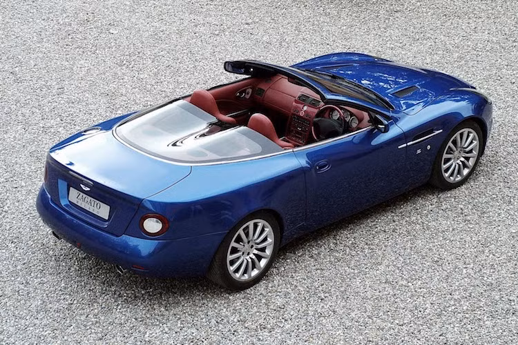 Tới năm 2004, Aston lại tiếp tục tạo ra phiên bản Vanquish Roadster Zagato dựa trên dòng mui trần Vanquish Volante. Tuy nhiên, so với DB AR1 hay DB7 Zagato, mẫu xe này không được đánh giá cao do chỉ được sửa đổi nhẹ phần đuôi so với Vanquish thường. Cả 3 mẫu xe Aston Martin Zagato trong thập niên 2000 đều sử dụng chung động cơ 6.0l V12 nạp khí tự nhiên.