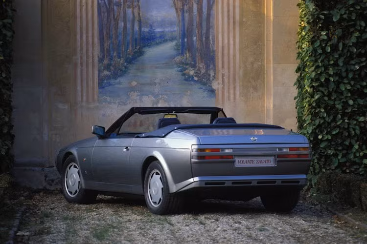 Có tổng cộng 52 chiếc V8 Vantage Zagato được Aston Martin sản xuất. Sau đó, Aston Martin đã tiếp tục công bố phiên bản mui trần V8 Volante Zagato với số lượng giới hạn chỉ đúng 37 chiếc. Mọi phiên bản V8 Zagato đều có động cơ V8 5.4l nạp khí tự nhiên, sử dụng chế hòa khí 430 mã lực và thân xe được làm từ hợp kim nhôm.