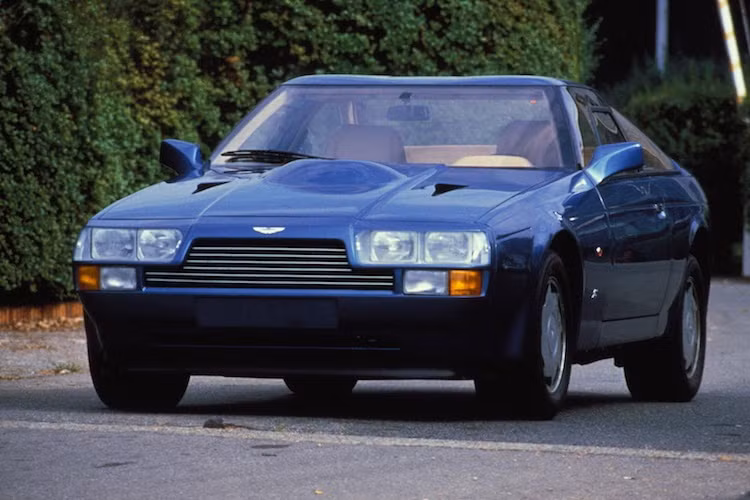 Sau DB4 Zagato, phải tới năm 1986 mẫu Aston Martin Zagato thứ 2 mới xuất hiện, dựa trên dòng coupe V8 Vantage lúc đó. Đi theo xu hướng góc cạnh của thập niên 80, thiết kế của V8 Vantage Zagato đã gây nhiều tranh cãi. Tuy nhiên, chiếc xe vẫn là một thành công về mặt thương mại khi chỉ ngay sau khi Aston Martin công bố bản vẽ của V8 Vantage Zagato tại triển lãm Geneva 1986, nhiều đại gia đã nhanh chóng "xuống tiền" đặt hàng.