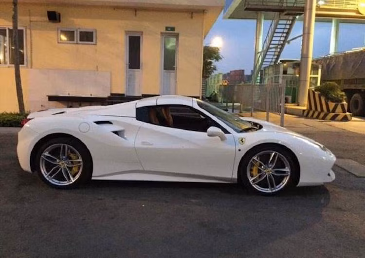 Nếu tính cả phiên bản coupe 488 GTB, hiện tại Việt Nam đã có tới hơn 20 siêu xe Ferrari 488. Dựa trên phiên bản coupe và cũng có động cơ V8 tăng áp kép 3.9l 662 mã lực/760 Nm, điểm khác biệt chính của 488 Spider so với bản GTB là bộ mui xếp cứng có khả năng đóng mở bằng điện. Chiếc xe có giá hơn 15 tỷ tại Việt Nam