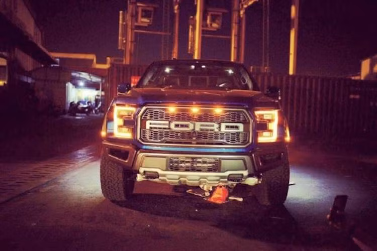 Thay vì máy V8 như đời cũ, F150 Raptor mới được trang bị động cơ EcoBoost 3.5l V6 tăng áp kép, cho công suất tối đa lên tới 450 mã lực. Chiếc xe có khả năng địa hình ưu việt nhờ hệ thống dẫn động 4 bánh bán thời gian với phần mềm quản lý địa hình Terrain Management. Mức giá để chiếc "siêu bán tải" này lăn bánh trên đường phố Việt Nam sẽ không dưới 4 tỷ đổng.