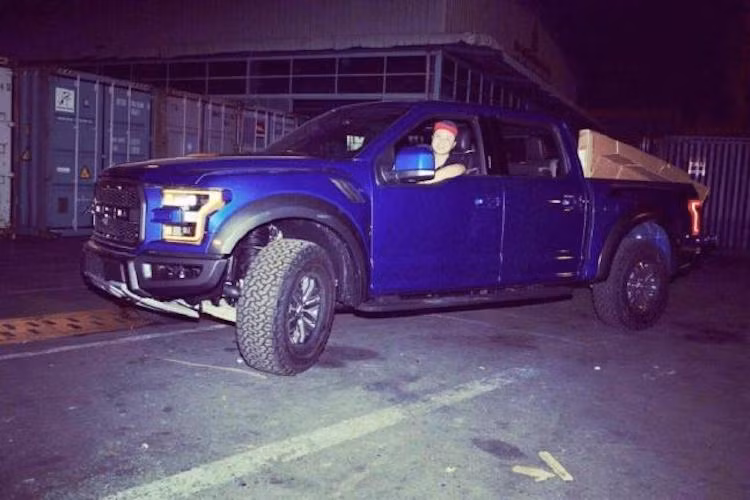 Một mẫu xe "khủng" khác chưa từng xuất hiện tại Việt Nam trước đây là siêu bán tải Ford F150 Raptor thế hệ mới 2017. Được đưa về Việt Nam vào đêm 17/4/2017, chiếc F150 Raptor đầu tiên có màu xanh dương đặc trưng và kiểu thân xe cabin kép Crew Cab. So với những chiếc F150 khác đã có mặt tại Việt Nam, phiên bản Raptor có ngoại hình "chiến" hơn.