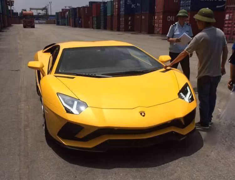 Lamborghini Aventador S được trang bị động cơ V12 có dung tích 6,5 lít, sản sinh công suất tối đa 740 mã lực và mô-men xoắn cực đại 690 Nm. Sức mạnh được truyền tới cả 4 bánh xe thông qua hộp số ISR 7 cấp. Nhờ đó, Lamborghini Aventador S LP740-4 có thể tăng tốc từ 0-100 km/h trong 2,9 giây và đạt vận tốc tối đa 350 km/h. Nhiều khả năng mức giá của siêu xe này có thể lên tới hơn 40 tỷ đồng.