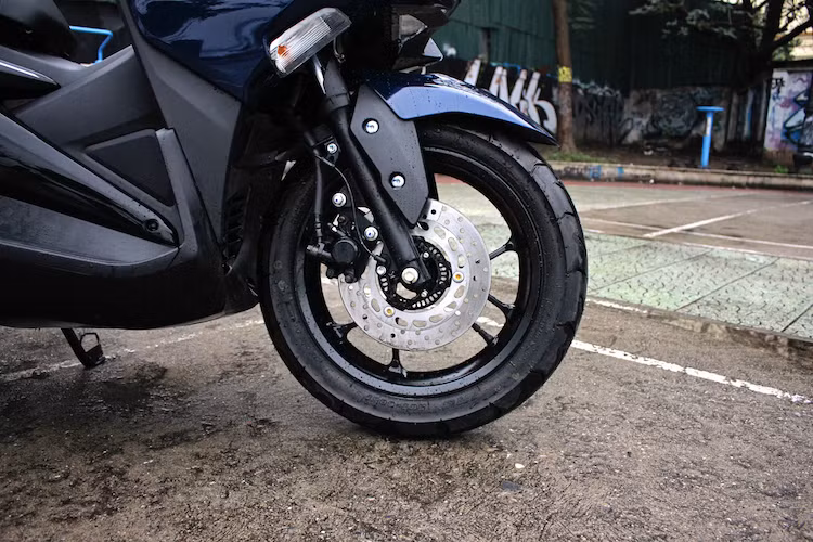 Cũng như các phiên bản NVX 155 khác, NVX 125 được trang bị phanh đĩa 1 piston cho bánh trước và phanh đùm cho bánh sau. So với phiên bản 155 cao cấp nhất, chiếc xe đã bị cắt giảm đi hệ thống ABS dù đĩa trước vẫn sử dụng loại có mắt đọc. Không có ABS, tuy nhiên hệ thống phanh của xe vẫn khá "ăn" và dễ dàng kiểm soát nếu như người lái kết hợp nhuần nhuyễn phanh trước và sau.