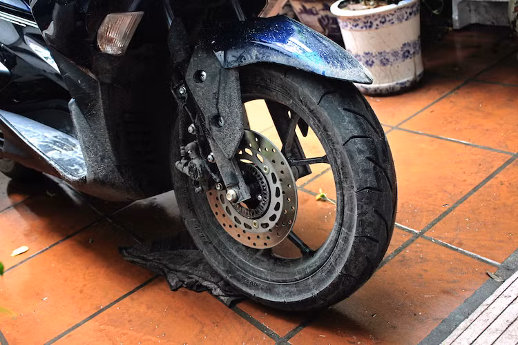 Với xi-nhan đặt ở phía dưới yếm, nhiều người sử dụng nghi ngại bùn đất sẽ bám kín xi-nhan trước của xe trong trời mưa. Tuy nhiên trong quá trình chạy thử, phóng viên Kiến Thức nhận thấy điều này gần như không thể xảy ra, trừ phi người dùng không rửa xe trong thời gian dài. Dè trước cùng yếm của xe được thiết kế chắn bùn khá hiệu quả khi nước bẩn không thể bắn lên phía trước, chân và đùi người lái ngay cả khi băng qua chỗ ngập.