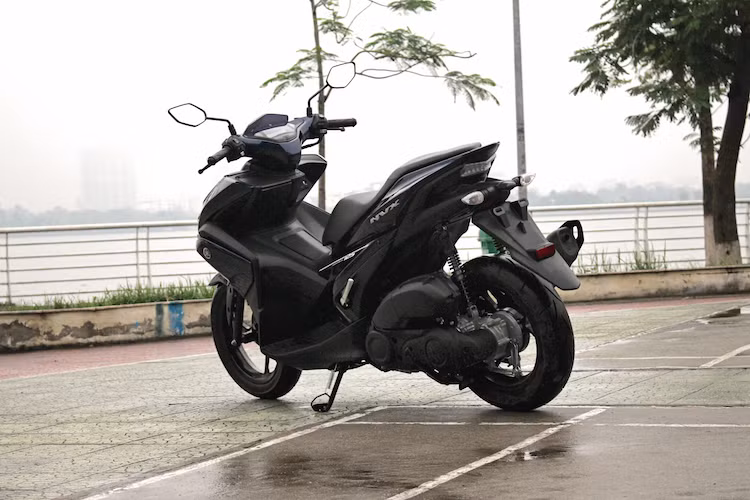 Tuy nhiên, NVX sẽ hoàn hảo hơn nếu như được hãng xe máy Yamaha khắc phục các nhược điểm nhỏ như kích thước "kềnh càng", nắp hộc đồ phía trước mỏng manh và mặt đồng hồ thấp, khó đọc. Đặc biệt, nhược điểm chung của dòng NVX là phuộc sau hiện vẫn đang là một trong những nguyên nhân chính khiến khách hàng "dè chừng" khi đến với dòng xe này.