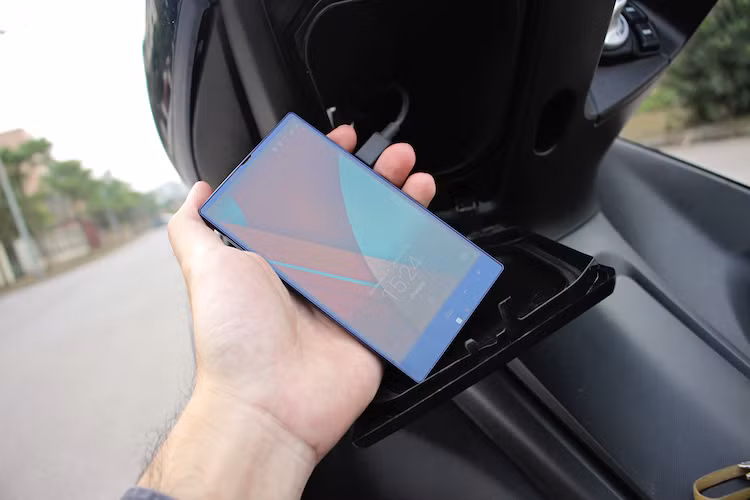 Ngoài ra, chiếc xe cũng được bố trí sẵn một ổ điện 12V ở hộc đựng đồ cá nhân bên trái. Với đầu chuyển USB bán rất sẵn ngoài thị trường, người dùng có thể sạc các thiết bị di động như điện thoại khi chạy xe. Tuy nhiên do nắp của hộp đựng đồ này không có khóa và giữ bởi ngàm nhựa rất mỏng manh nên người dùng cần nhớ cất điện thoại khi dừng xe, đề phòng kẻ gian cạy phá và trộm tài sản.