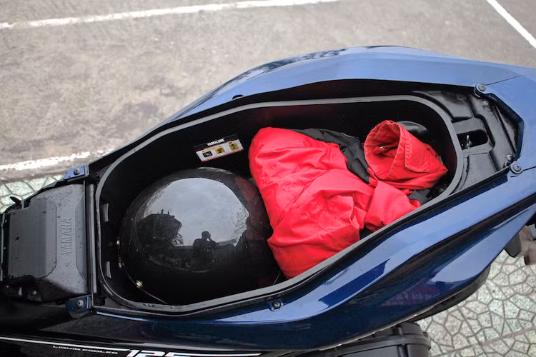 Với chiều cao yên 790 mm, nam giới cao khoảng 1,7 m vẫn có thể chống 2 chân thoải mái với NVX 125. Ở bên dưới yên xe là khoang chứa đồ có thể tích rất lớn, dẽ dàng chứa được 2 chiếc mũ bảo hiểm 1/2 đầu và các vật dụng cá nhân khác. Qua thử nghiệm, "cốp" của NVX 125 có thể chứa được 1 ba lô đựng laptop 13 inch, nhưng chiếc xe lại không cất được mũ bảo hiểm cả hàm cỡ lớn do chiều cao khoang hành lý không đủ.