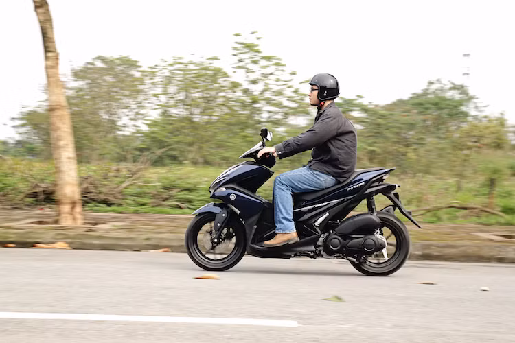 So với NVX 155, động cơ này yếu hơn 2,2 kW và 2,5 Nm. Tuy nhiên ở điều kiện sử dụng thực tế, mức chênh lệch này chỉ lộ rõ nhất khi chiếc xe tăng tốc. Ngay cả lúc này, NVX 125 cũng không quá "đuối" so với "đàn anh" khi chiếc xe vẫn cho cảm giác khá "bốc" và chỉ thua khoảng 10-15% khi "đề pa".