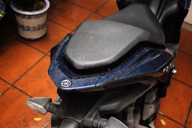 Trên thực tế, nếu di chuyển ở vận tốc từ 50 km/h trở xuống, NVX 125 không bắn bùn nhiều hơn những mẫu xe khác. Từ tốc độ này trở lên, bùn sẽ bắt đầu văng lên vị trí người ngồi sau, nhưng gần như không bắn lên lưng người lái nếu chỉ chạy 1 người. Mặc dù vậy do không có dè con ở hốc bánh sau nên phía dưới phần đuôi xe bám bẩn khá nhiều.