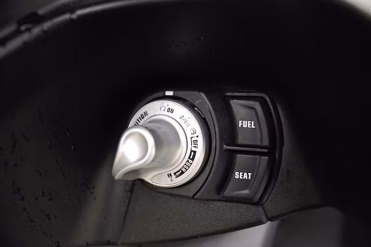 So với phiên bản NVX 155 cơ bản, NVX 125 vượt trội hơn về trang bị khi có sẵn hệ thống khóa thông minh Smartkey kèm nút mở yên và bình nhiên liệu và hệ thống ngắt động cơ tạm thời SSS (Stop &amp; Start System) trang bị sẵn. Hệ thống SSS trên NVX có cách hoạt động tương tự Idling Stop quen thuộc trên nhiều dòng xe tay ga Honda.