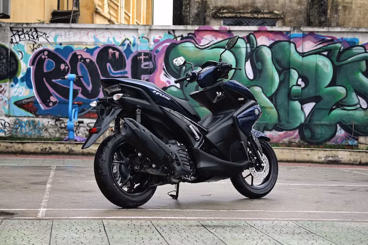 Kích thước lớn khiến mẫu xe tay ga NVX trông bề thế và "ngầu" hơn các mẫu xe tay ga cùng phân khúc nhưng cũng là một nhược điểm của chiếc xe. Đối với những khách hàng sống trong những ngôi nhà chật, việc dắt chiếc xe qua cửa sẽ cực kỳ "vướng víu", đặc biệt ở đoạn ống xả phía sau khi chi tiết này nhô ra quá nhiều. Thậm chí dắt NVX qua những cánh cửa hẹp còn khó hơn so với một số mẫu môtô phân khối lớn tầm 300 cc.