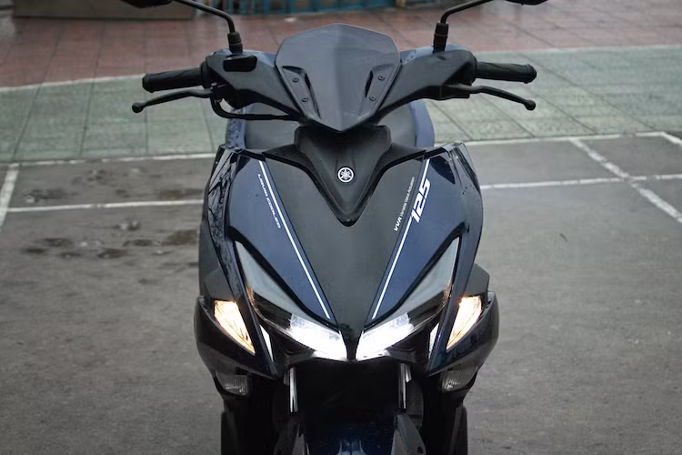 Giống như phiên bản 155, chiếc xe được trang bị cặp đèn pha trước sử dụng bóng chiếu sáng LED, hai bên là cặp đèn demi nhỏ. Tuy nhiên, giống như khá nhiều những mẫu xe máy sử dụng bóng LED khác tại Việt Nam hiện nay, dù trông hiện đại nhưng cụm đèn này có quầng sáng không tập trung như đèn sợi đốt vàng truyền thống. Đồng thời cường độ sáng giữa 2 chế độ pha/cốt không có sự khác biệt rõ rệt.