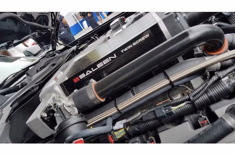 Nằm bên dưới nắp ca-pô, khối động cơ 5.0l V8 nguyên bản của Ford Mustang GT đã được Saleen độ siêu nạp để nâng công suất tối đa lên tới 730 mã lực và mô-men xoắn cực đại 812 Nm. Bên cạnh động cơ mạnh hơn, chiếc xe còn có hệ thống treo cải tiến và phanh hiệu năng cao.