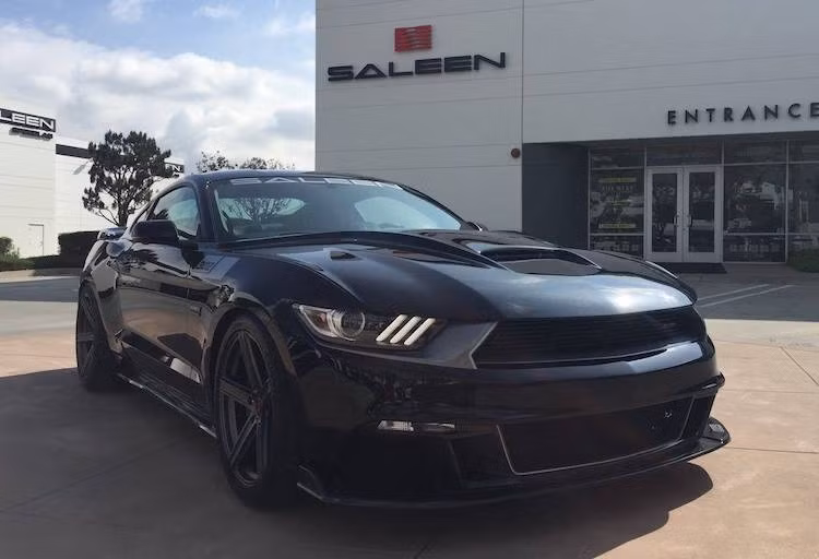 So với những chiếc Ford Mustang thường, bản độ 302 Black Label của Saleen có vẻ ngoài "ngầu" và thể thao hơn nhờ bộ bodykit mới, kết hợp cùng nắp ca-pô "trổ" thêm khe hút gió và cánh đuôi phía sau. Ngoài ra, không thể không nhắc đến bộ mâm 5 cánh bản lớn ấn tượng và lốp thể thao trên chiếc xe.