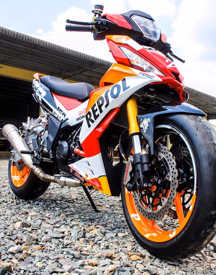 Trên bản độ này, phần thân nguyên bản của Winner 150 đã hoàn toàn được chủ xe giữ nguyên thiết kế, chỉ được sơn tem đấu Repsol airbrush bắt mắt hơn. Để có thể lắp được bánh lớn, chảng ba của chiếc xe đã được nới rộng và lắp cặp phuộc USD của Yamaha R6 nhưng được rút ngắn lại.