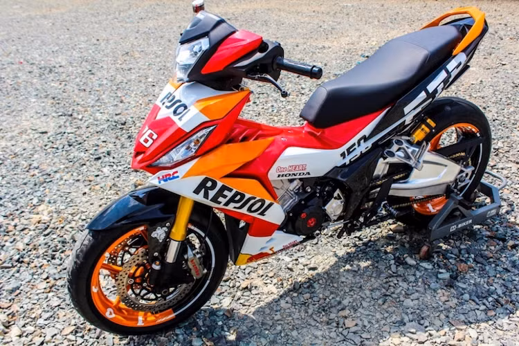 Với dàn áo sơn tem đấu Repsol, "dàn chân khủng" và một số phụ tùng nâng cấp từ xe phân khối lớn, chiếc Winner 150 độ khủng của biker Tây Ninh đã "ngầu" và thể thao hơn nhiều so với nguyên bản.