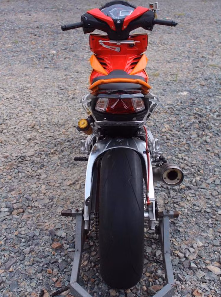 Bên cạnh bộ gắp lớn, hệ thống phuộc sau nguyên bản cũng đã được độ lại bằng phuộc Ohlins bình dầu rời để tăng độ ổn định cho Winner. Không chỉ sử dụng cặp vành "khủng", cả 2 lốp xe cũng là loại Pirelli Diablo Supercorsa với độ bám đường cao.