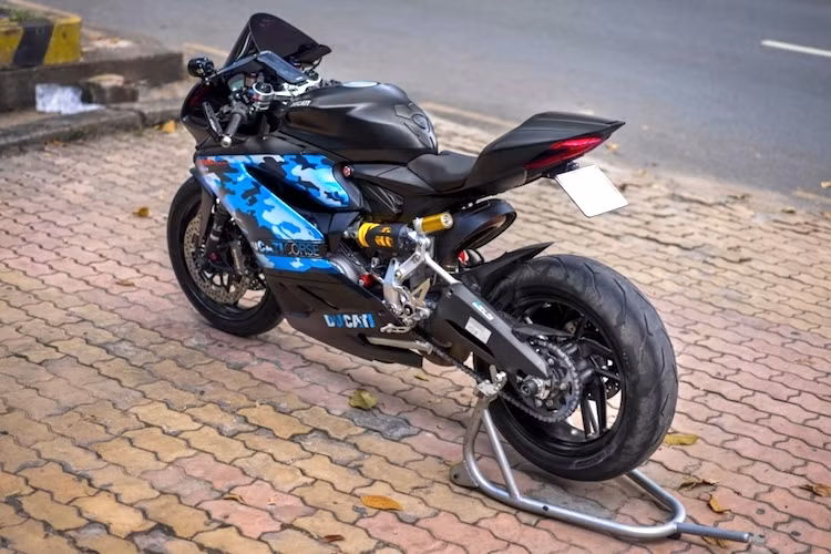 Với một số phụ tùng tiện ích và dàn vỏ rằn ri màu xanh bắt mắt, chiếc superbike Ducati 959 Panigale của một người chơi xe môtô tại Việt Nam đã trở nên "không đụng hàng" trên đường phố.