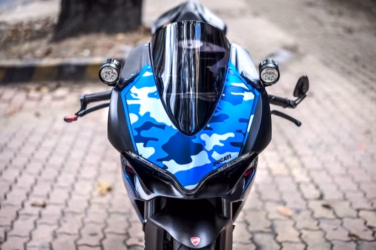 Hiện đã có số lượng khá lớn tại Việt Nam, chính vì vậy những chiếc Ducati 959 Panigale đã "đụng hàng" khá nhiều. Để khiến chiếc 959 của mình trở nên không "đụng hàng" và tiện nghi hơn khi điều khiển, một biker Sài Gòn đã trang bị cho chiếc xe loạt phụ kiện hữu ích và "cá nhân hóa" dàn ngoài xe.