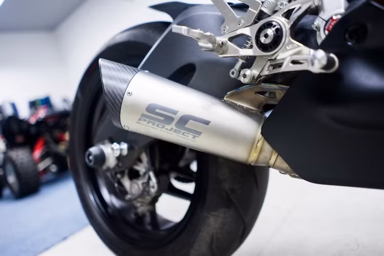 Giống như nhiều chiếc Ducati khác tại Việt Nam, bưởng côn của chiếc 959 này đã được độ nắp trong suốt của Ducabike. Trong khi đó, cây pô SC Project đem tới cho xe âm thanh uy lực hơn.