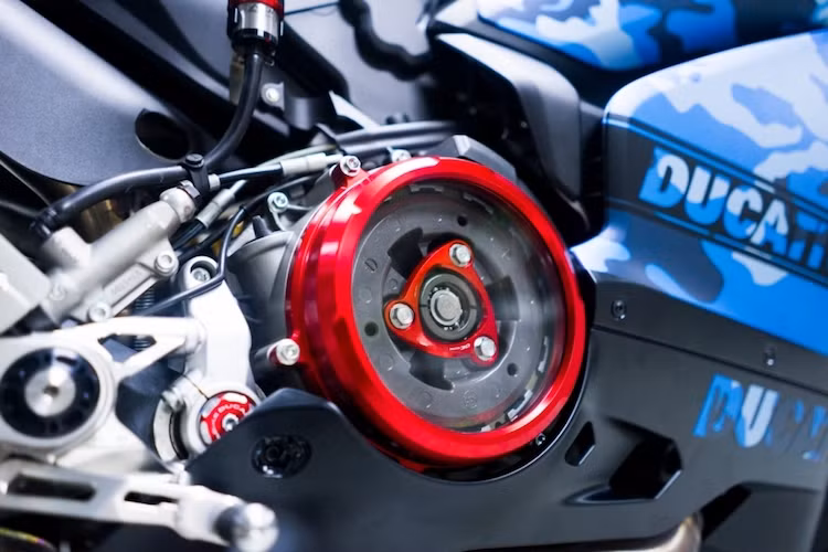 959 Panigale sở hữu động cơ L-Twin mới có dung tích 955cm3, cũng là động cơ Superquadro đầu tiên đạt tiêu chuẩn khí thải Euro 4, được thiết kế với hành trình piston dài hơn đi cùng những cải tiến mới nhằm giúp cải thiện tối đa sức mạnh, sản sinh công suất 157 hp tại vòng tua 10.500 rpm, mô men xoắn tối đa 107.4 Nm tại 9.000 rpm.