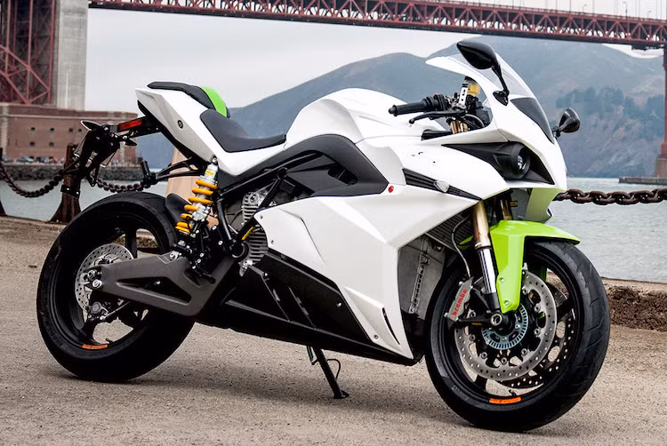 Được thành lập chính thức vào năm 2014 tại Ý, Energica hướng tới mục tiêu sản xuất những chiếc môtô điện hiệu năng cao và thân thiện với môi trường. Mẫu xe đầu tiên của hãng là chiếc Ego và vừa qua, siêu môtô điện Energica Ego 2017 mới nhất đã ra mắt với nhiều cải tiến để khiến nó tiến gần hơn tới hiệu năng của một chiếc môtô chạy xăng truyền thống.