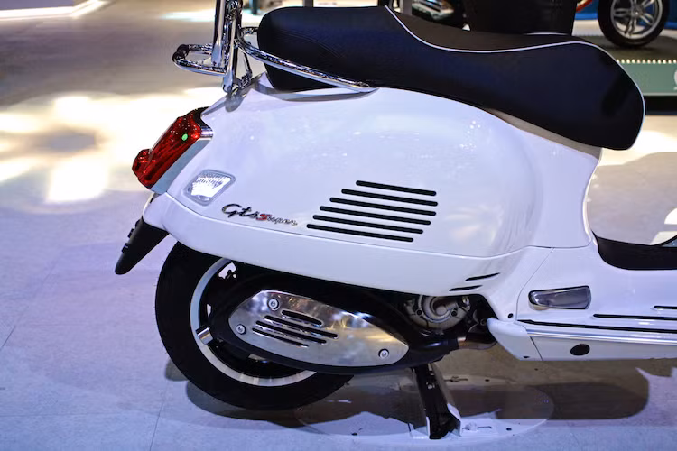 Ở phía sau, chiếc xe được trang bị cặp phuộc thủy lực ống lồng với 4 mức cài đặt khác nhau. Một điểm vượt trội của phiên bản GTS 300 Super 2017 so với các dòng GTS phân khối nhỏ đó là sự an toàn. Chiếc xe được trang bị sẵn hệ thống phanh ABS 2 kênh và hệ thống kiểm soát lực kéo điện tử ASR có khả năng bật tắt cho cả 2 bánh.