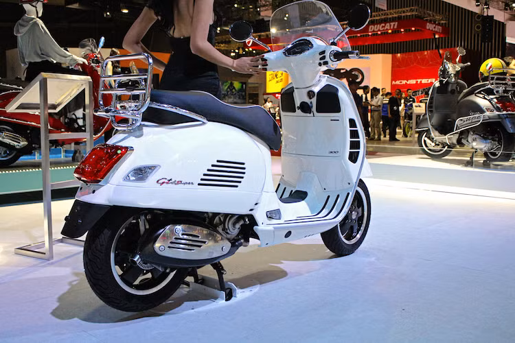 Trong đó, hệ thống ASR vốn trước đây chỉ dành cho dòng tay ga "siêu sang" Vespa 946. Ở phía sau, GTS 300 Super 2017 cũng sở hữu kiểu dáng giống y hệt so với GTS 150.