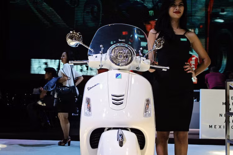 Được coi là đối thủ cạnh tranh với Honda SH300i trong phân khúc xe tay ga phân khối lớn chính hãng tại Việt Nam, Vespa GTS 300 Super 2017 là phiên bản nâng cấp động cơ của chiếc Vespa GTS 150 Super đã khá quen thuộc với khách hàng Việt. Chính vì vậy, chiếc xe cũng sở hữu thiết kế quen thuộc của Vespa GTS 150 Super, vốn bắt nguồn từ dòng Vespa Granturismo xuất hiện vào năm 2003.