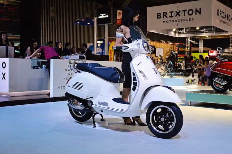 Theo Piaggio Việt Nam, hãng sẽ chính thức bán ra Vespa GTS 300 Super 2017 tại Việt Nam trong khoảng 2 tháng tới. Giá bán của xe hiện chưa được công bố, nhưng chắc chắn nó sẽ phải tương đương với mức 248 triệu của SH300i, do cũng là xe nhập khẩu nguyên chiếc từ châu Âu.