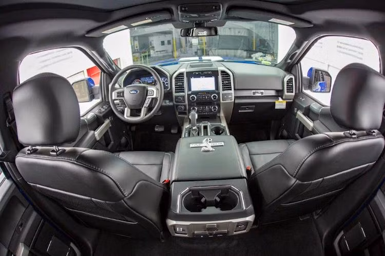 Do dựa trên phiên bản F150 Platinum cao cấp nên Shelby F150 Super Snake đã được trang bị sẵn đầy đủ các tiện nghi. Bên trong nội thất, Shelby đã khiến chiếc xe trở nên ấn tượng hơn nhờ logo rắn hổ mang nằm trên bệ tì tay hàng ghế trước, bên cạnh các ghế ngồi với tựa đầu thêu dòng chữ Super Snake.