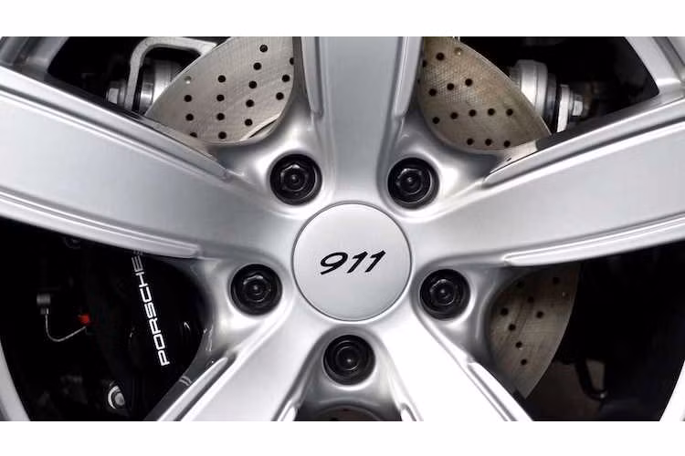 So với những chiếc 911 Carrera S thường, chiếc 911 thứ 1 triệu còn sở hữu bộ mâm 5 cánh đơn đặc biệt. Thiết kế của bộ mâm này đã được lấy cảm hứng từ loại mâm của hãng Fuchs cung cấp cho Porsche, ngày nay đã trở thành một phần "nhận dạng" của nhiều thế hệ 911.