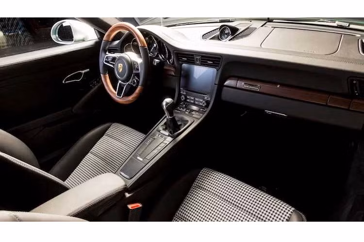 Mang đầy đủ các tùy chọn cao cấp của phiên bản 911 Carrera S, chiếc 911 thứ 1 triệu còn có nội thất với các chi tiết hiếm gặp trên một chiếc 911 hiện đại. Thay vì ốp trang trí bằng sợi carbon hay nhôm, chiếc xe sở hữu các chi tiết bằng gỗ Mahogany cổ điển. Những chiếc ghế ngồi với vải họa tiết vân "răng chó" Houndstooth cũng là một điểm nhấn gợi nhớ về chiếc 911 cổ.