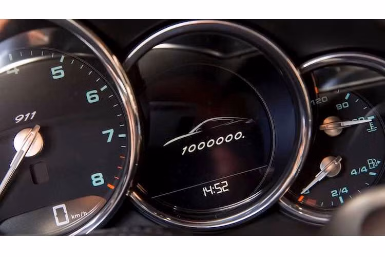 Ở trên bảng táp-lô, Porsche cũng không quên gắn thêm một tấm bảng nhỏ với con số 1 triệu để "nhắc nhở" về sự đặc biệt của phiên bản này. Thậm chí, màn hình trên bảng đồng hồ của xe cũng hiện số 1.000.000 ở bên dưới hình ảnh chiếc 911 như trên các phiên bản thường.