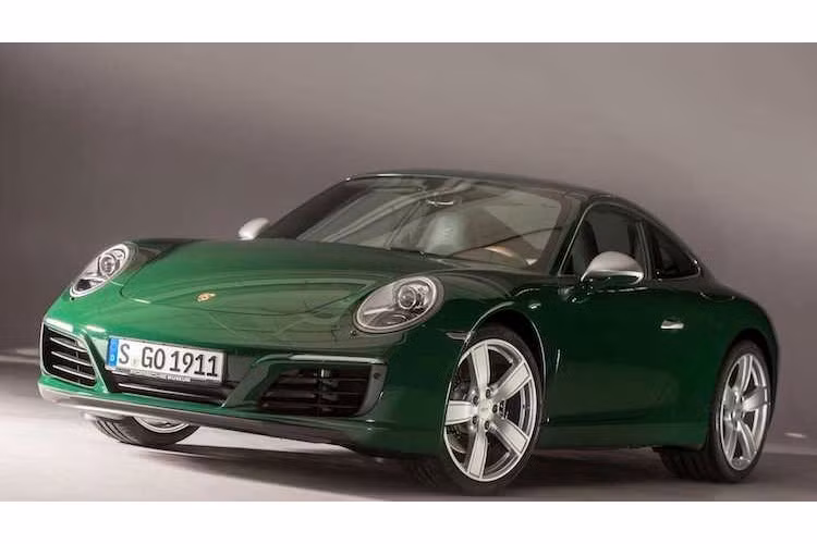 Điều ấn tượng hơn, trong số 1 triệu chiếc 911 từng "ra lò" từ nhà máy của Porsche, có tới hơn 700.000 chiếc hiện tại vẫn còn đang được lăn bánh trên đường. Dựa trên cơ sở một chiếc 911 Carrera S bình thường, chiếc 911 thứ 1 triệu đã có một loạt những thay đổi ở cả bên ngoài lẫn bên trong.